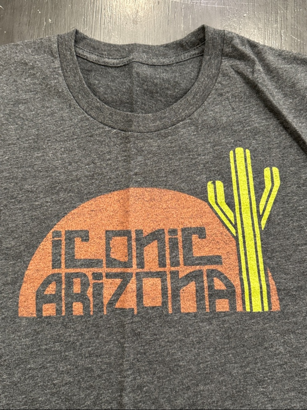 ICONIC ARIZONA dark gray crew neck t shirt. size large. like new.